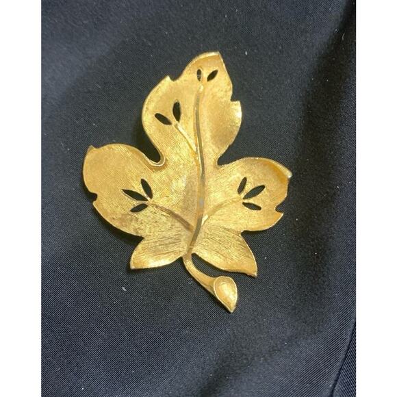 Vintage Beautiful Gold Tone Leaf Brooch Signed BSK - Picture 1 of 4